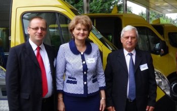 Microbuze școlare repartizate la două …