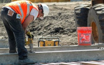 Creşterea salariului minim a extins …