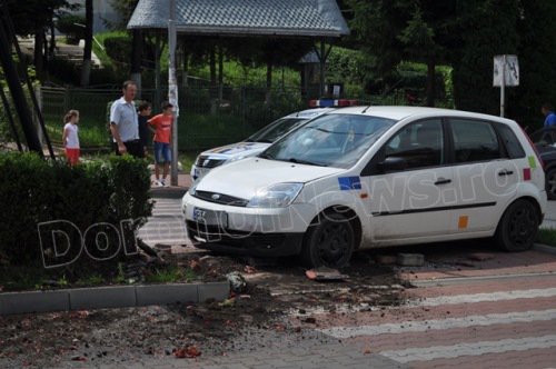 Accident pe Bulevardul Victoriei din Dorohoi: Ornament stradal și stâlp distrus de un autoturism - FOTO