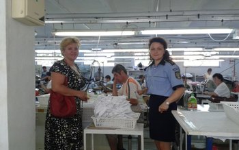 Poliţiştii continuă informarea cetăţenilor în …