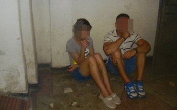 Un bărbat și o tânără, …