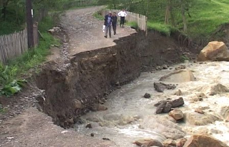 Trafic îngreunat pe mai multe drumuri naţionale, din cauza alunecărilor de teren. Vezi unde sunt probleme