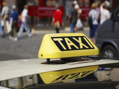 Taximetrişti la patru ace în Botoşani. Un consilier local vrea să îi oblige să poarte costum la volan şi să înveţe bunele maniere
