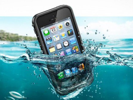 Cum salvezi un telefon dacă l-ai scăpat în apă