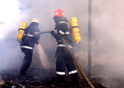 Pompierii solicitați să intervină pentru stingerea a trei incendii din Dorohoi, Cristinești și Leorda