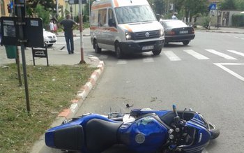 Motociclist aruncat pe asfalt în …