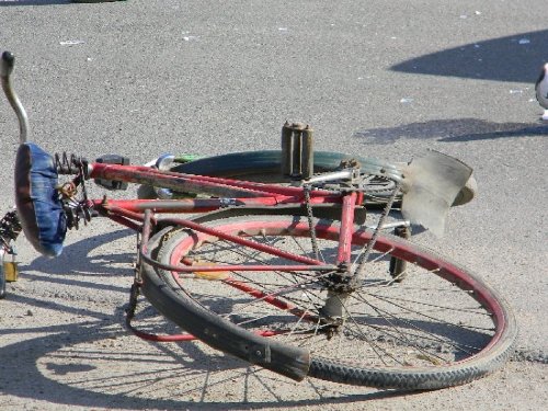 Bărbat accidentat de un autoturism în timp ce se deplasa neregulamentar cu o bicicletă