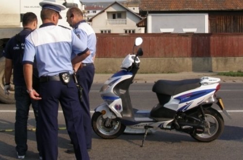 Beat și fără permis de conducere, a fost depistat în timp ce conducea un moped neînmatriculat 