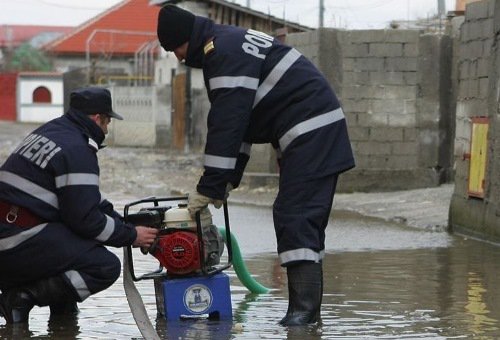 Pompierii dorohoieni au intervenit pentru înlăturarea efectelor produse de fenomenele meteorologice periculoase în municipiul Dorohoi