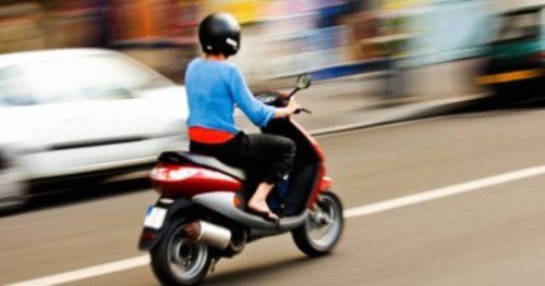 Depistat de polițiștii de frontieră din Dorohoi conducând un moped deși nu deținea permis de conducere