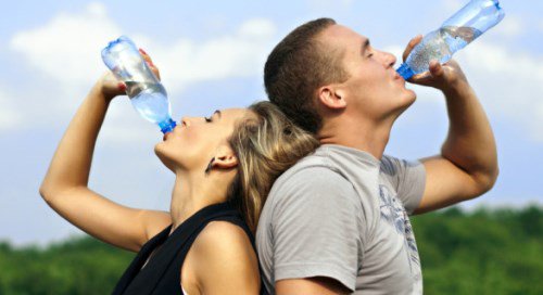 Cum trebuie să bem apă? Lucruri pe care e bine să le ştii