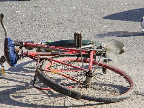 A ajuns la spital în stare gravă după ce a căzut de pe bicicletă