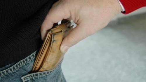 Minor depistat de polițiști după ce a furat un portofel cu acte și bani