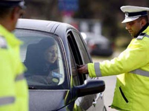 Femeie depistată la volanul unui autoturism cu autorizaţia de circulaţie expirată