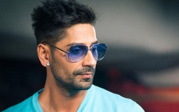 Connect-r o face lată! Prins …