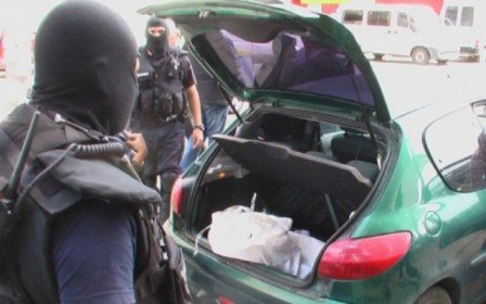 Țigări de contrabandă, identificate de polițiști într-un autoturism parcat în municipiul Botoșani