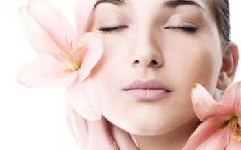 Greșeli care îți îmbătrânesc pielea