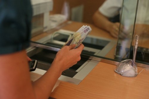 Clienta unei bănci a obţinut în instanţă convertirea în lei a unui credit în franci elveţieni. Reacţia băncii