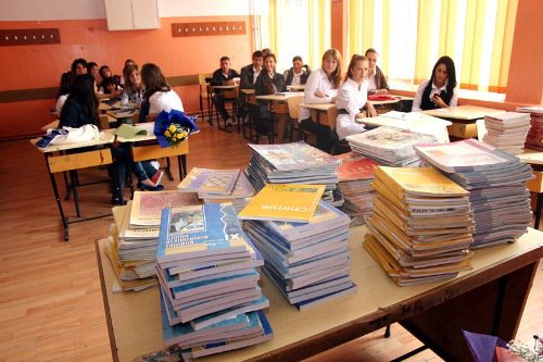 Elevii încep anul şcolar fără manuale noi. Ce face Ministerul Educaţiei