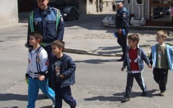 Polițiștii botoșăneni, alături de elevi, …