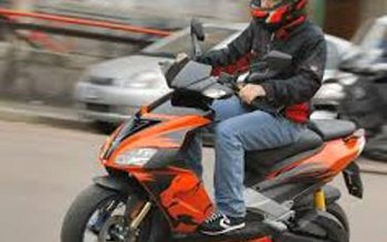 Moped condus de un tânăr …