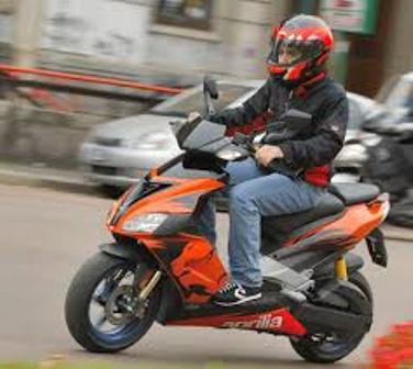 Moped condus de un tânăr care nu poseda permis de conducere