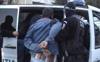 Şase bărbaţi bănuiți de comiterea …