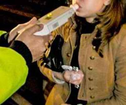 Conducătoare auto aflată sub influența alcoolului a ajuns cu mașina într-o grădină după ce a intrat în coliziune cu o căruță