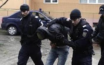 Percheziții la trei persoane bănuite …