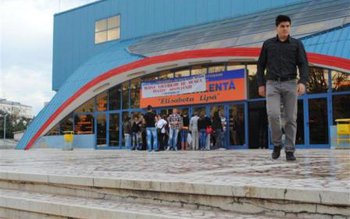 Peste o sută de absolvenți …