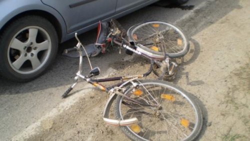 Biciclist rănit grav pe Calea Națională după ce a ajuns pe capota unei mașini!