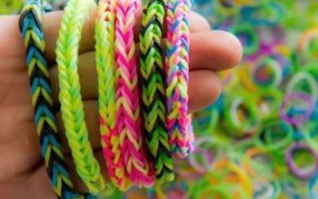 Scandalul elasticelor colorate din care …