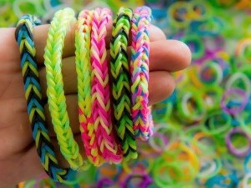 Scandalul elasticelor colorate din care se împletesc brățări. Vezi diferența între cele originale și falsurile toxice