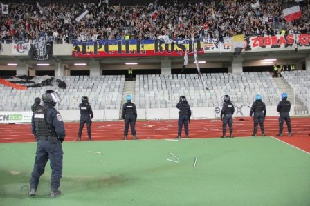 Peste 40 de de susţinători ai echipei de fotbal Petrolul Ploieşti au interdicţie de a pătrunde pe stadioane