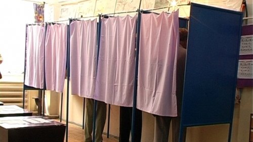 Școlile cu secții de votare își întrerup, vineri după-amiaza, cursurile