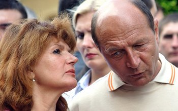 Maria Băsescu îşi caută avocaţi …