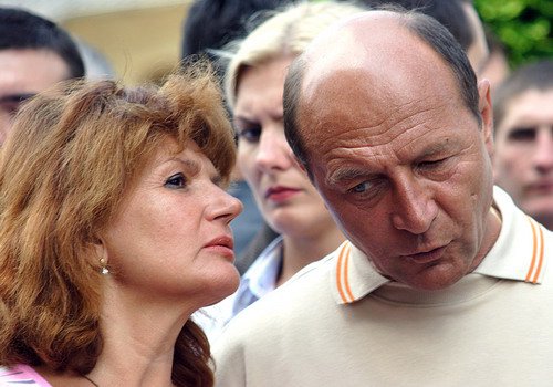 Maria Băsescu îşi caută avocaţi pentru un proces de divorţ