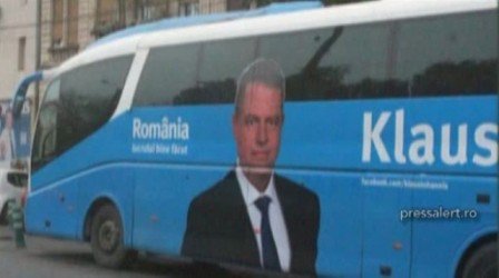 Klaus Iohannis cară oamenii cu autocarul la miting