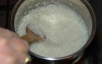 Apa de la orez fiert, …