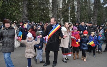 Discursuri, horă, fasole cu cârnaţi …