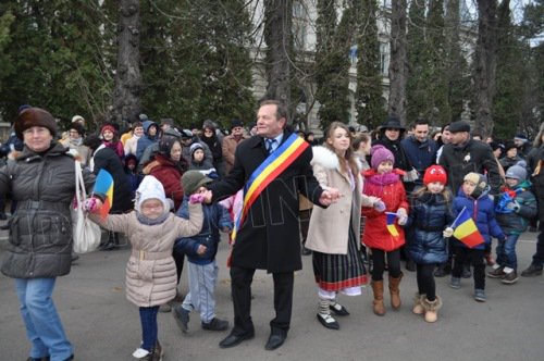 Discursuri, horă, fasole cu cârnaţi și vin fiert la Ziua Naţională organizată la Dorohoi – VIDEO/FOTO