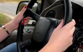 Tânără prinsă la volanul unui …