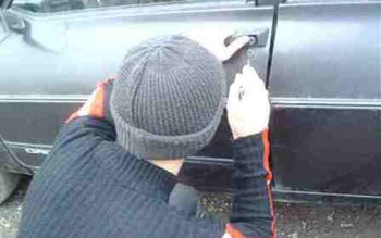 Mașină parcată pe Aleea Ghiocelului …