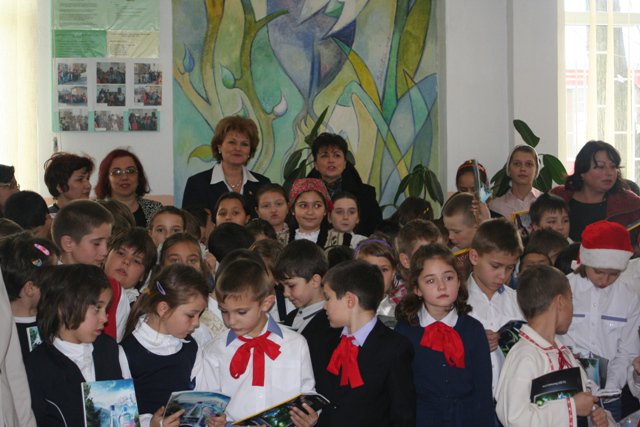 Deputatul PSD Tamara Ciofu a adus cadouri elevilor de la Şcoala „Sfântul Nicolae”