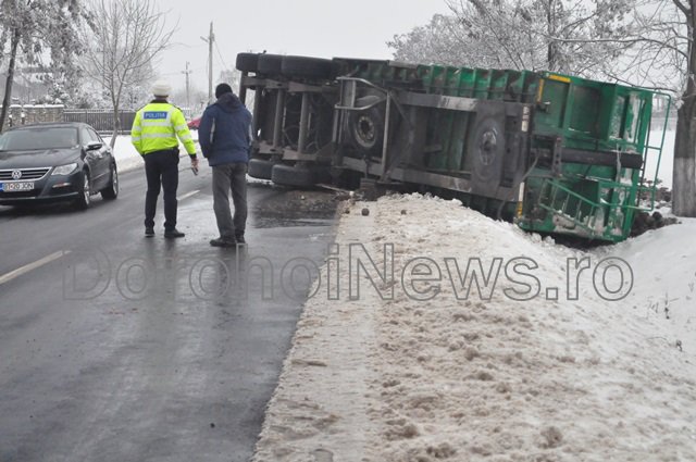 Un camion plin cu sfeclă s-a răsturnat în apropiere de Dorohoi - Vezi imagini cu accidentul!