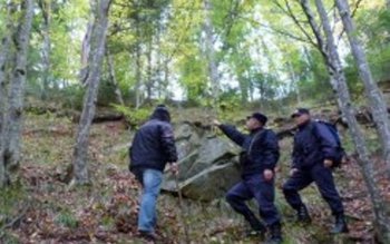 Doi bărbaţi rătăciţi în pădurea …