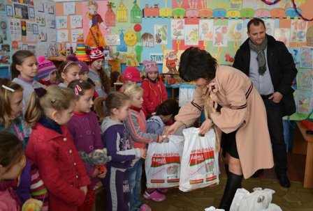 Senatorul Doina Federovici a fost ajutorul lui Moș Crăciun - FOTO