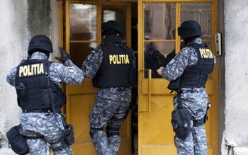 Patru mandate de percheziții domiciliare …