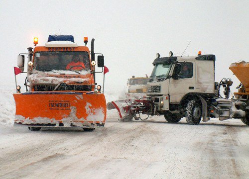 Patru utilaje de deszăpezire din Botoșani au fost trimise către județele Galați și Vrancea