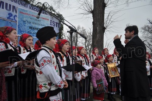 Ziua comunei Văculești 2014: Ansamblul Folcloric din Negreni – VIDEO/FOTO
